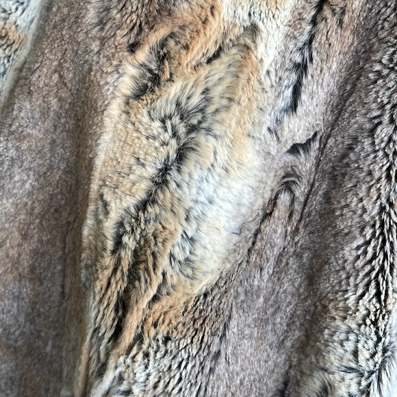 BLU MOON FAUX FUR OPEN VEST - Picture 2 of 6